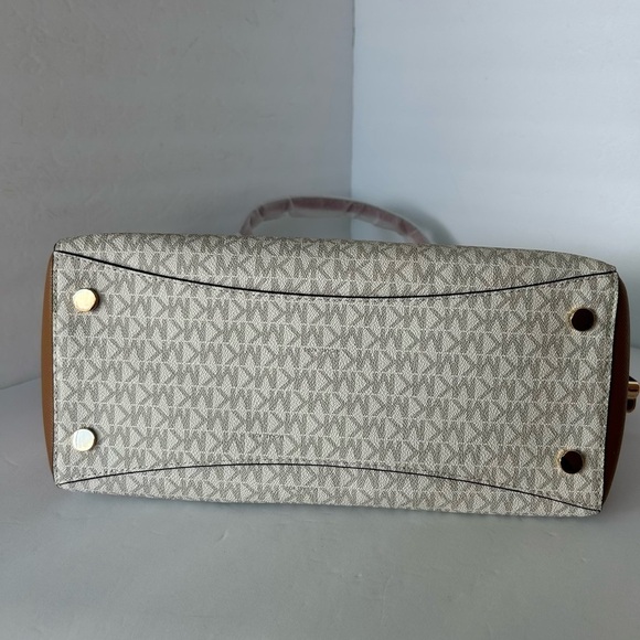 Michael Kors NWT Voyager Leather and Signature Printed Canvas Tote - Picture 3 of 12